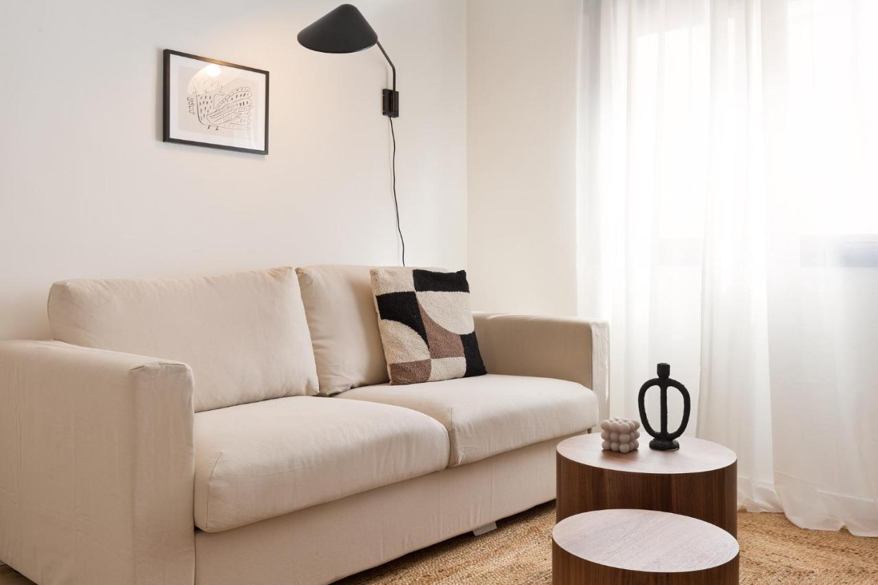 Urban Chill Apartments By Olala Homes لوسبيتاليت دي يوبريغات المظهر الخارجي الصورة